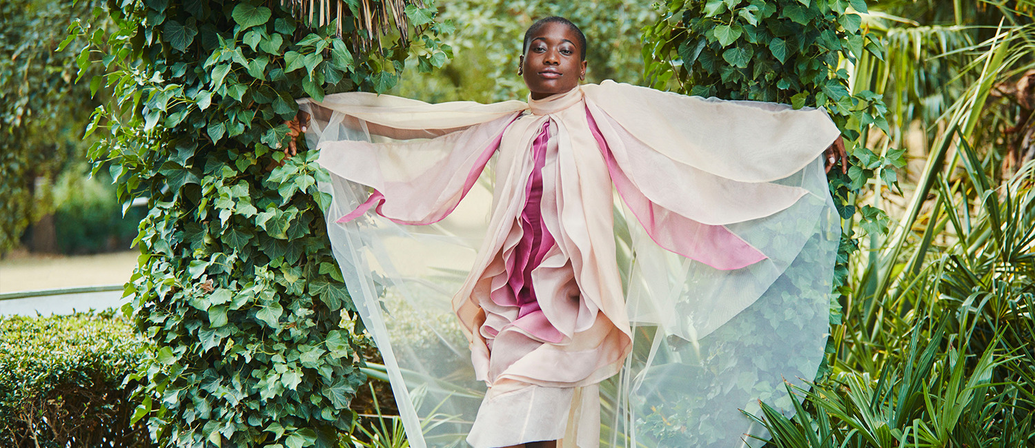 Femme portant une robe à fleurs qui évoque une vulve – Nana